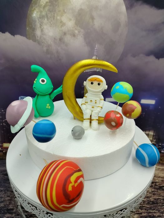 Kosmonauta z planetami na tort