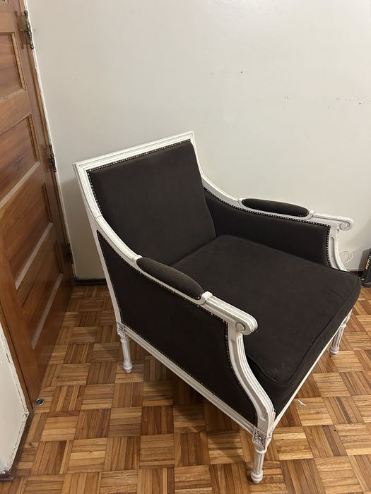 Poltrona em madeira com estofo