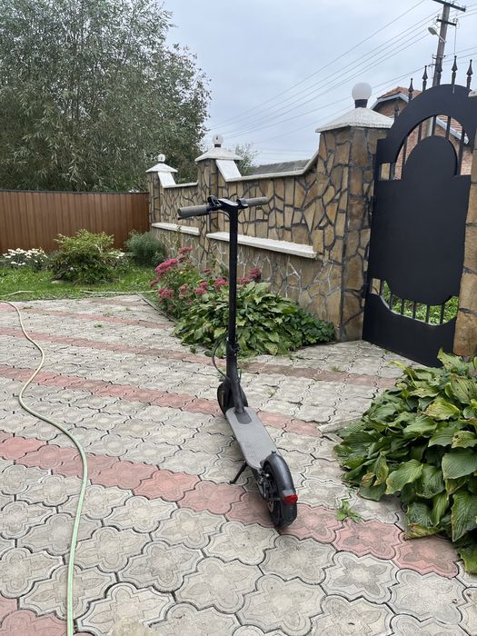 Самокат електричний в гарму стані