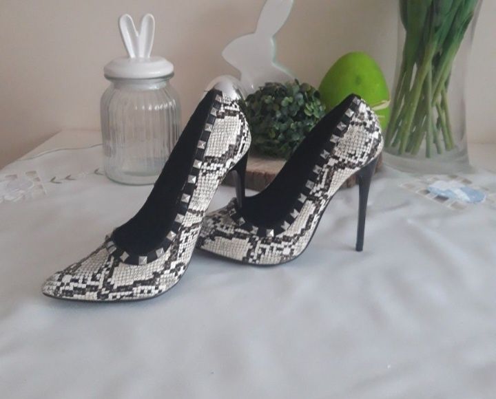 Szpilki wężowa skóra , ćwieki,dżety by Daniel