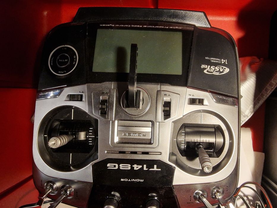 Motoszybowiec RC z radiostacja Futaba