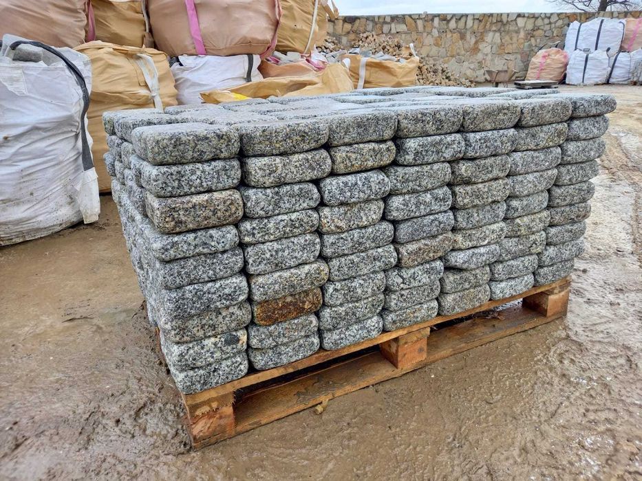 Kostka granitowa cięto-łupana otoczona 16/16/6; 16/16/8 szaro-ruda