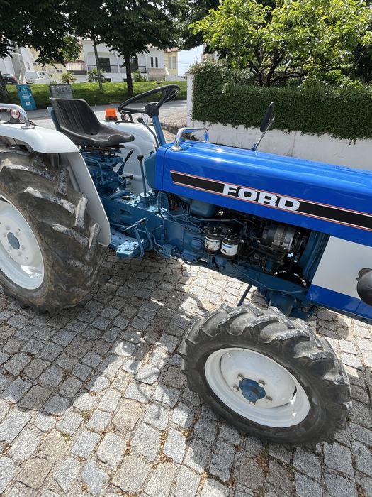Tractor Ford 1710, traçao as 4 rodas, direçao assitida com arado