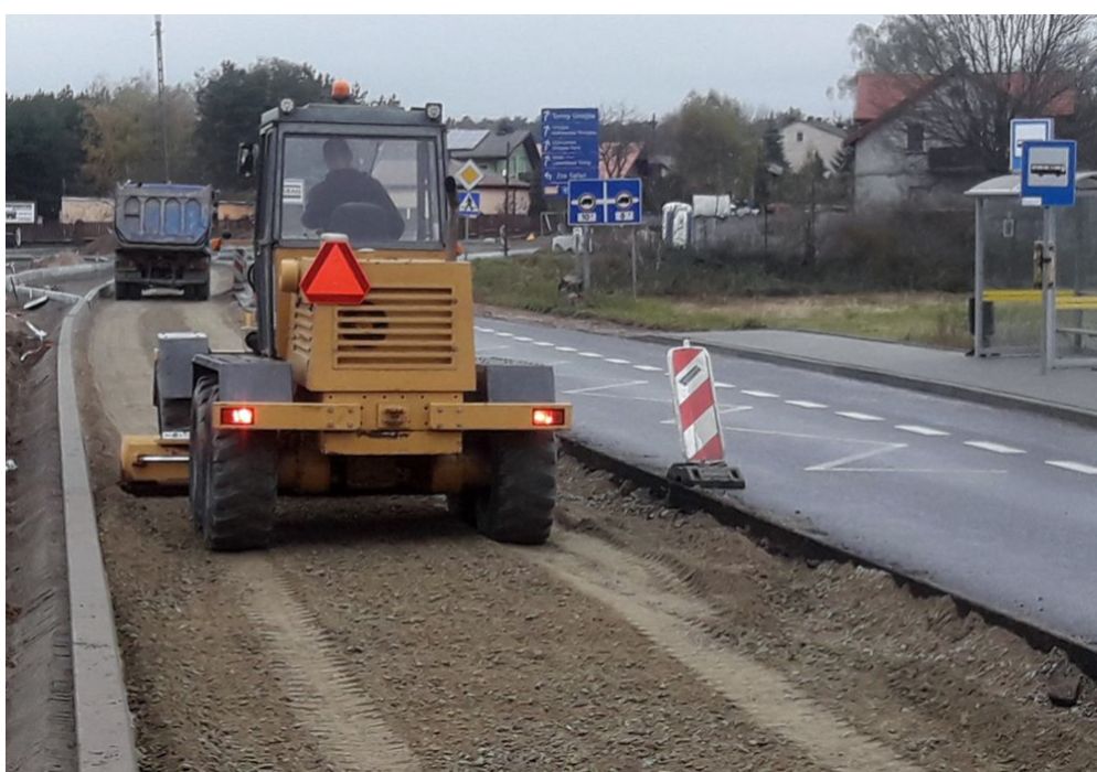 Niwelacja terenu, prace ziemne, spych, cat, koparka, walec, równiarka