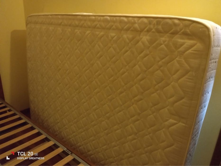 Cama em madeira maciça c/ colchão incluído