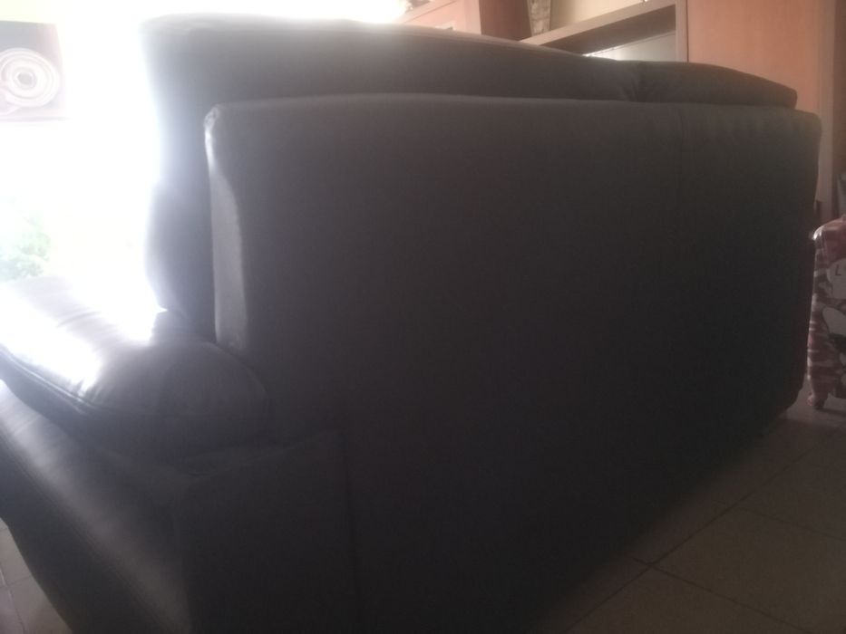Vendo 2 sofás em pele genuína