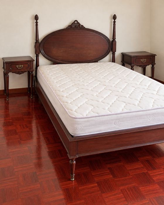 Jogo de Quarto Clássico Vintage: Cama + Colchão + 2 Mesinhas + Cómoda