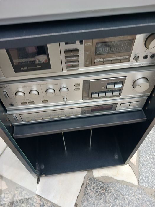 Aparelhagem marca TOSHIBA com 4 aparelhos,vide,cassete,gira discos,rádio,e microfóne