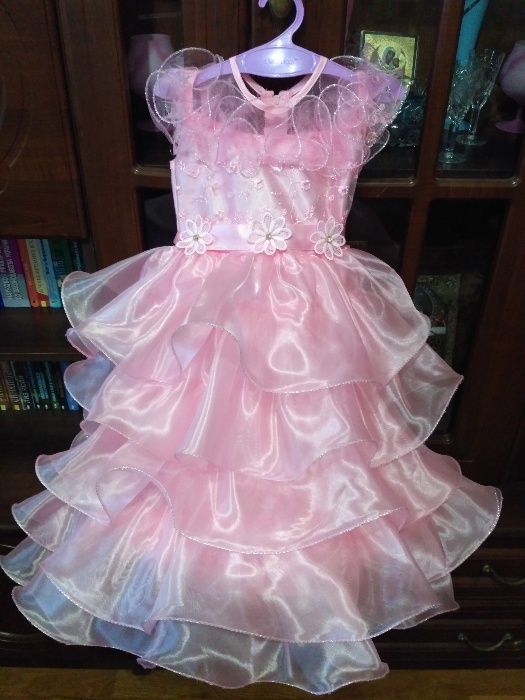Нарядное платье на девочку