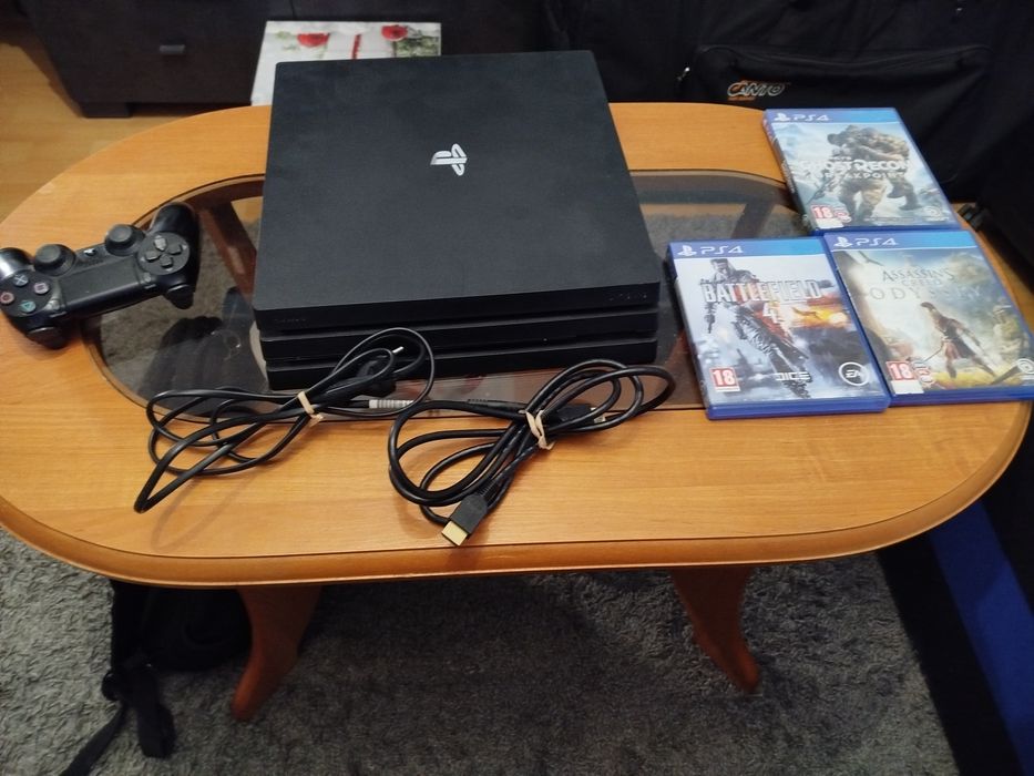 PS 4 Pro model CUH-7216B +pad i 3 gry