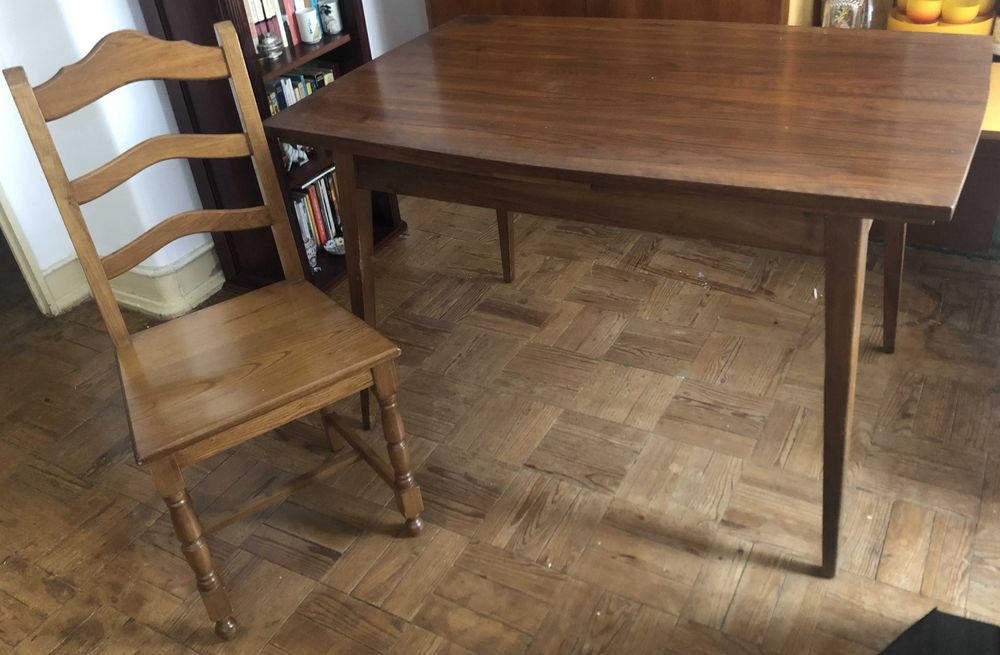 Mesa em madeira, com 4 cadeiras