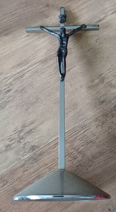 Krzyż Stojący z Figurką Chrystusa – Idealny do Domowego Ołtarzyka
