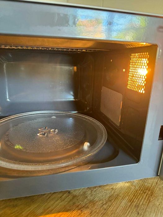 Microondas Sharp 20L com grill em muito bom estado.