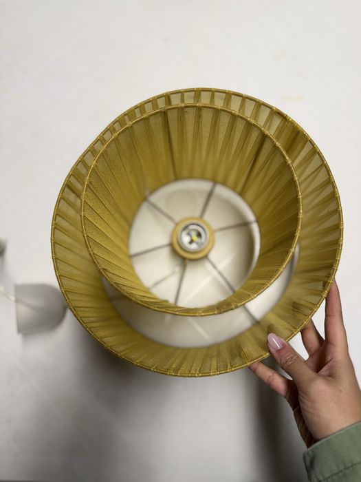 Candeeiro de teto em tecido amarelo