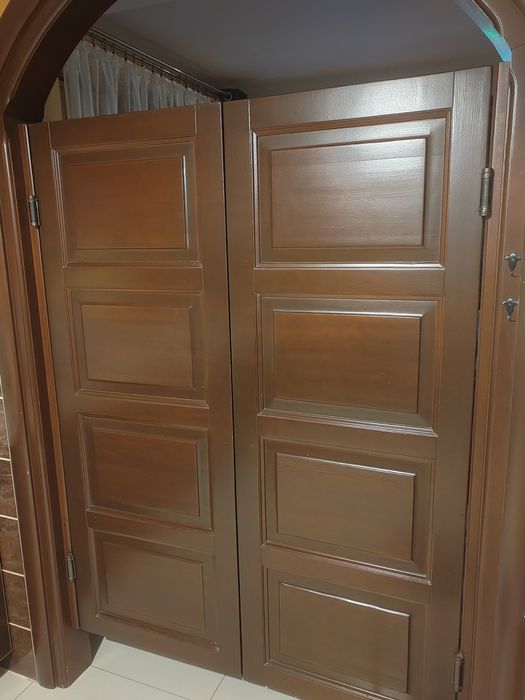 Drzwi drewniane wahadłowe brąz