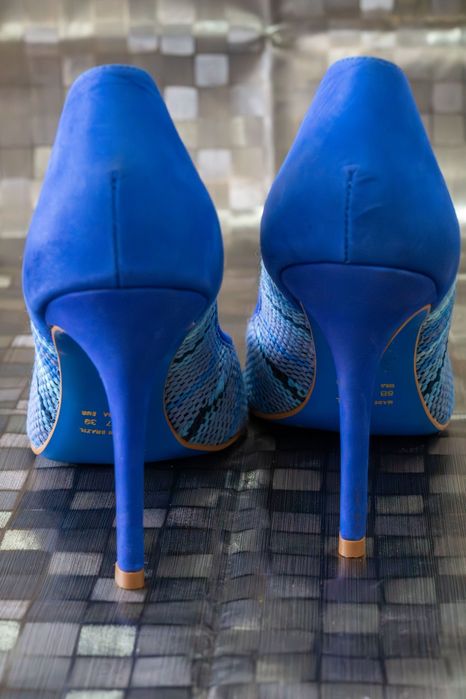 Sapatos de salto agulha em camurça azul com estampa geométrica texturizada