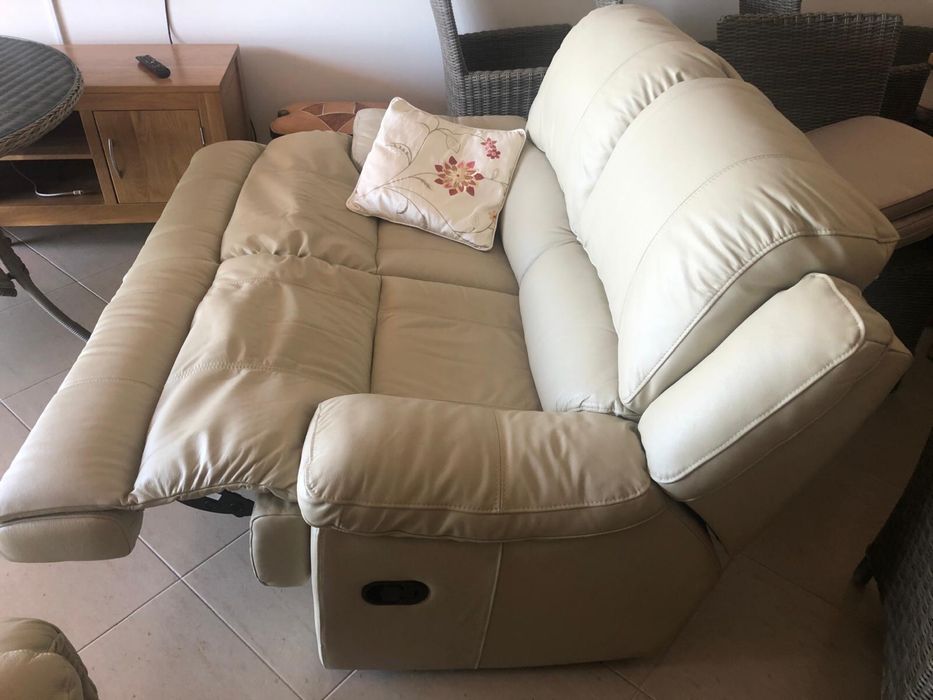 SOFÁ EM PELE, reclinável, marca Legget&Platt.