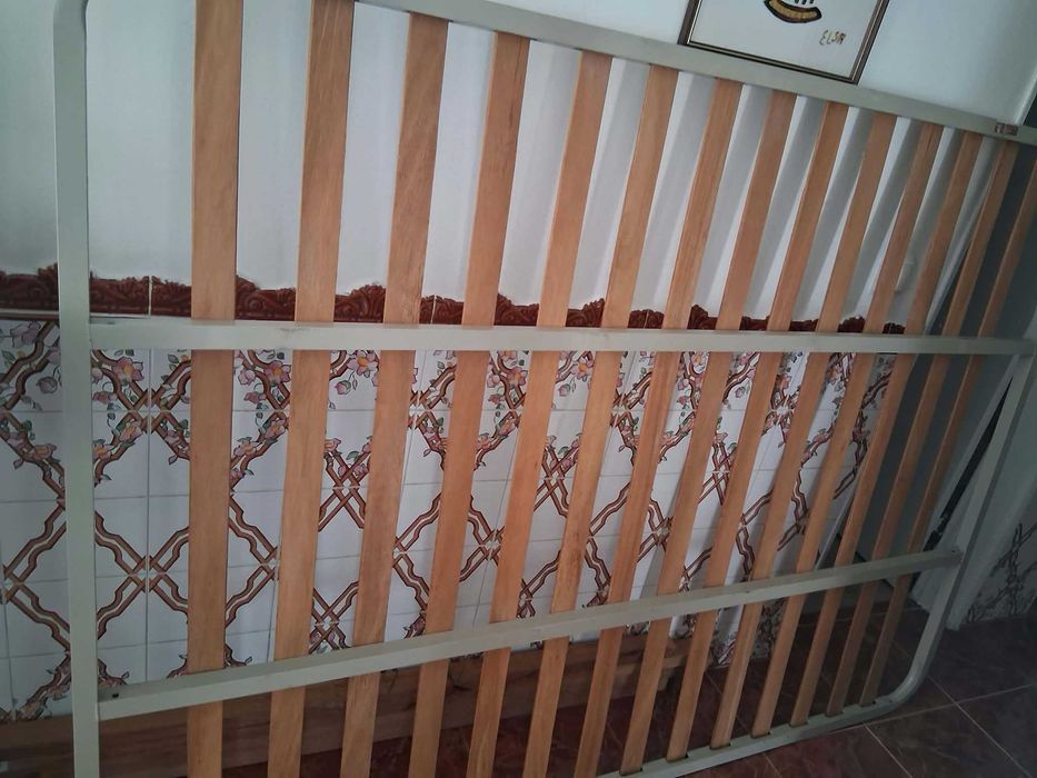 Cama de casal e banquinha de cabeceira