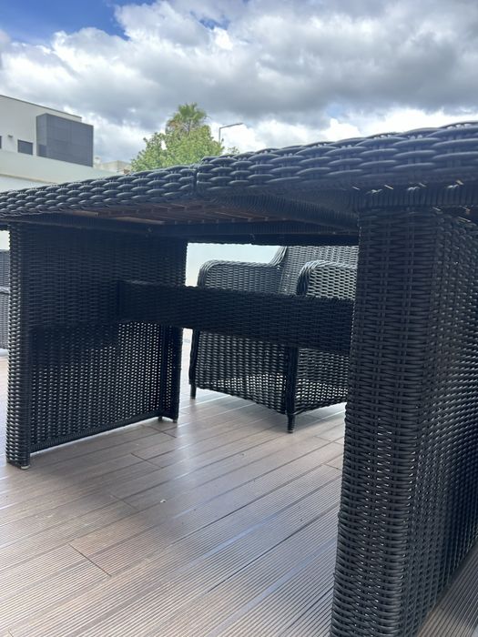 Mesa de jardim com tampo em madeira e com 6 cadeiras
