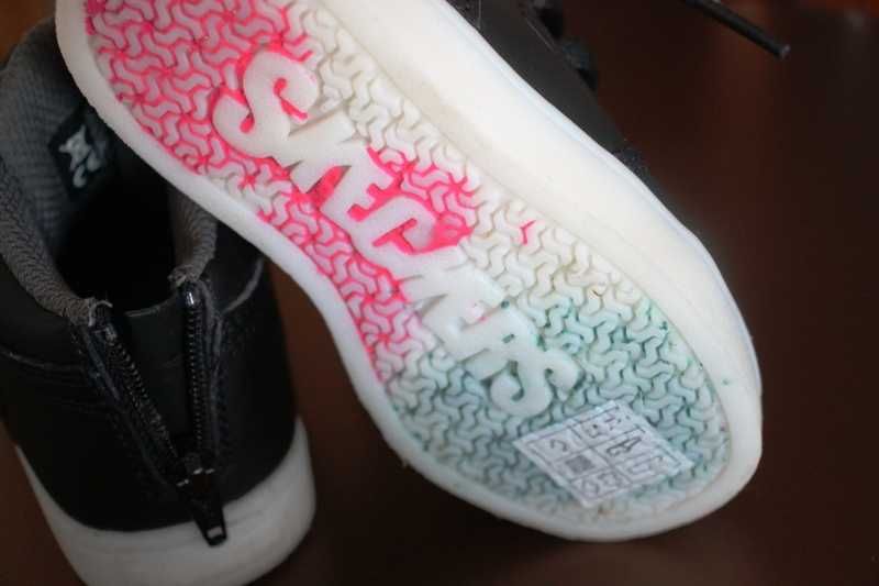 Botas pretas com luzes por baixo da SKECHERS Tamanho 22