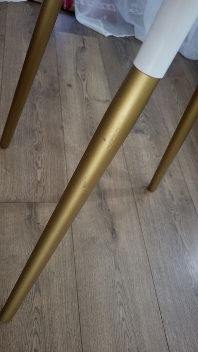 Вішалка золотого кольору