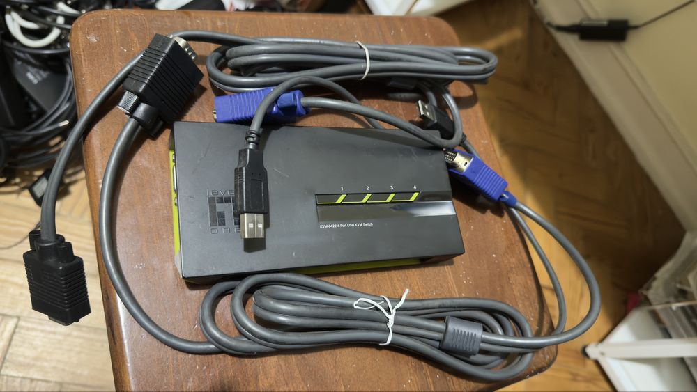 KVM LevelOne KVM‑0422 de 4 portas