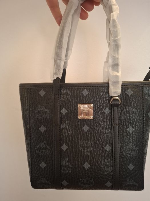 czarna torebka to model MCM Toni mała