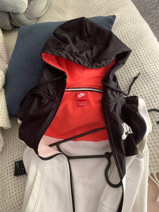 Кофта безрукавка NIKE абсолютно нова! куплена в Австралїї! розмір - S