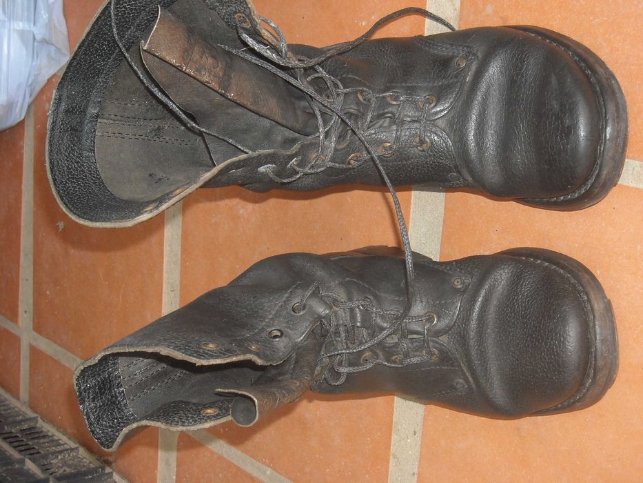 Botas da tropa antigas com pouco uso
