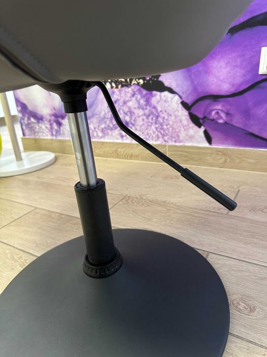 Szary, pikowany fotel obrotowy z ekoskóry