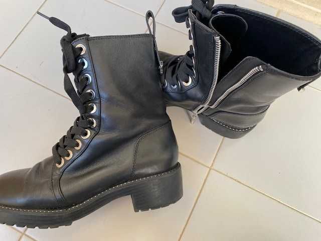 Botas pretas tipo tropa