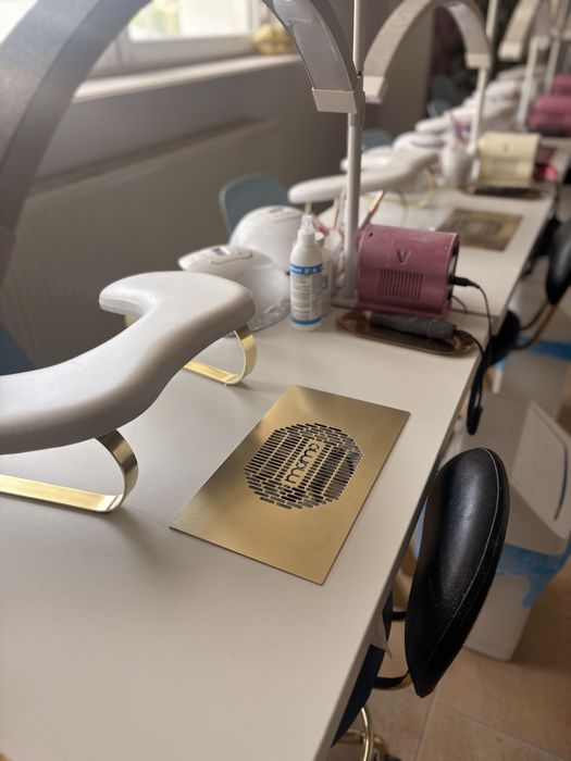 Stoliki do manicure z pochłaniaczami i krzesłami
