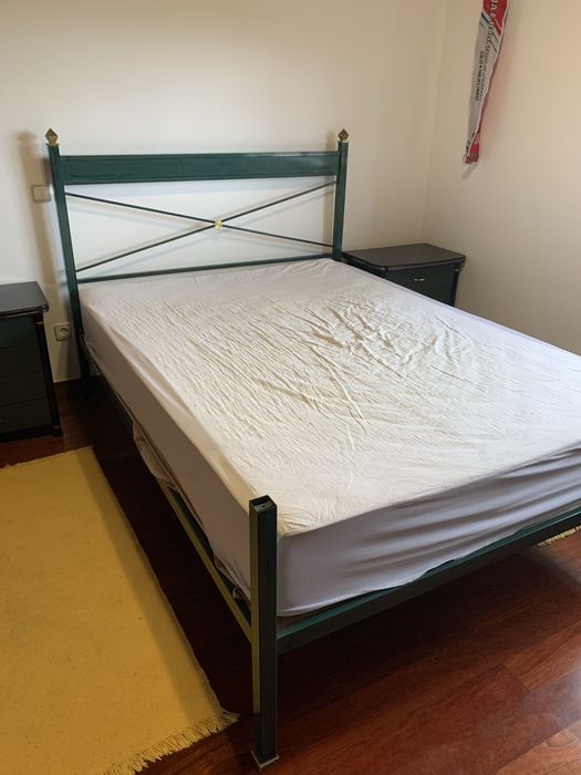Cama de casal em ferro + colchão + 2 mesas de cabeceira 180x135