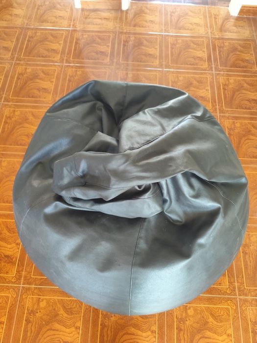 Puff de Pera Grande em Pele Sintética Preta