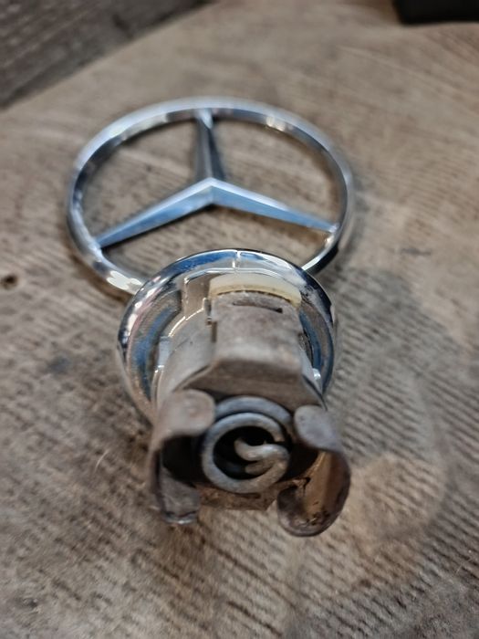 Значок Мерседес w211