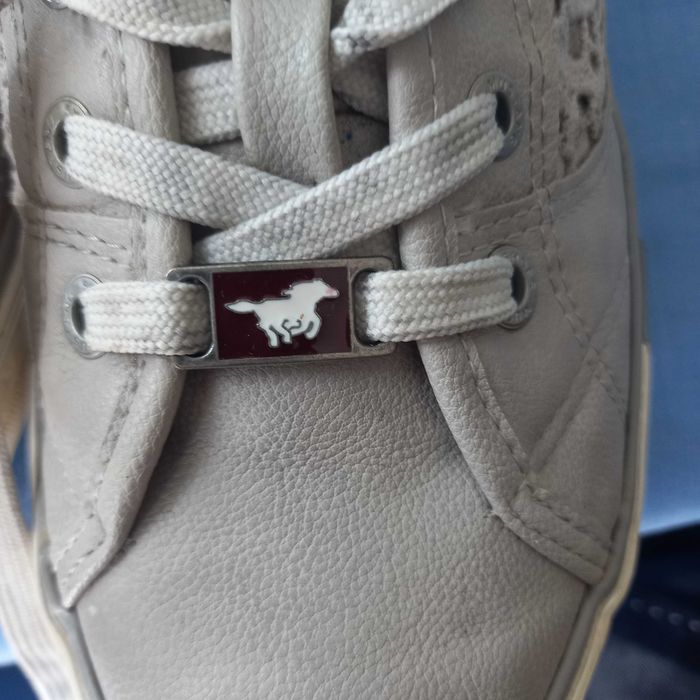 Damskie sneakersy MUSTANG w rozmiarze 40.