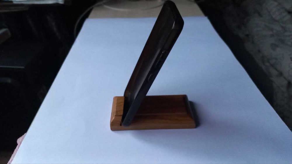 Підставка для телефона з дуба