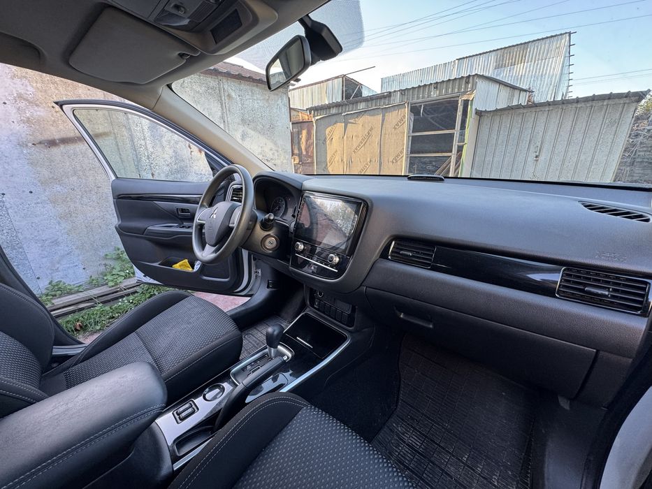 Продаж Mitsubishi Outlander 2021 року