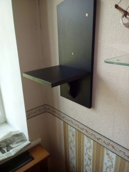 Полочка черная настенная