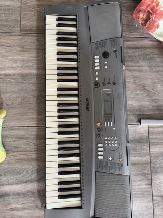 Сінтезатор Yamaha PSR-R300
