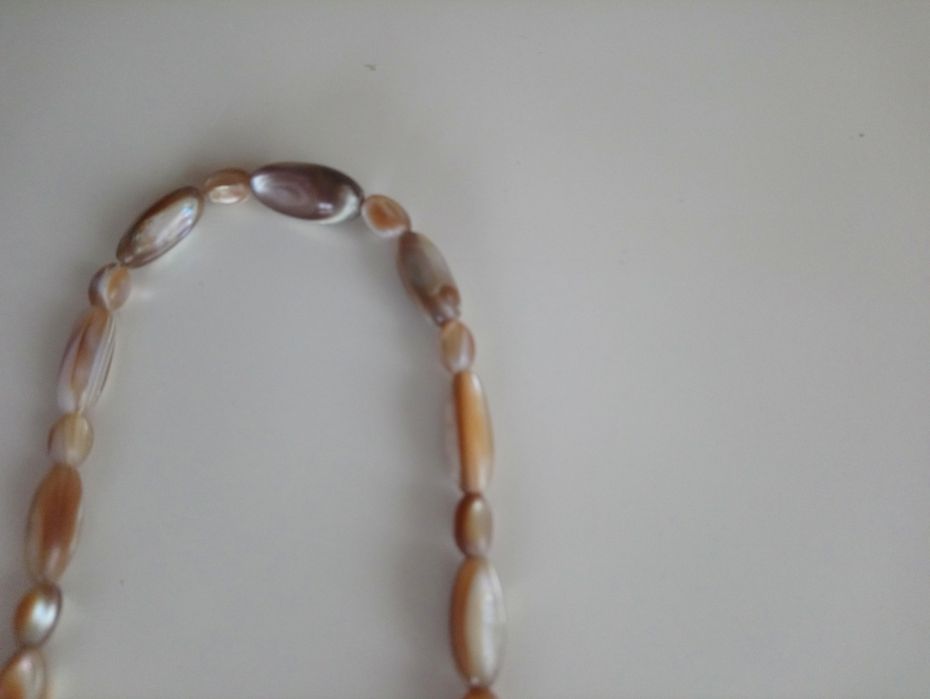 korale z ładnych beżowych oczek dł 28 cm
