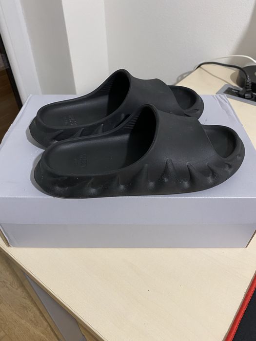 Klapki firmy Adidas Yeezy