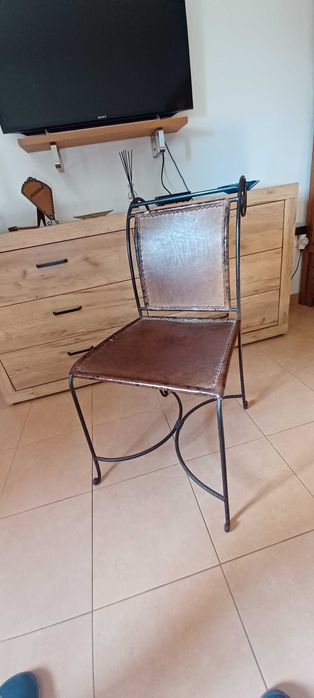 Peça Única! Cadeira em ferro forjado e pele