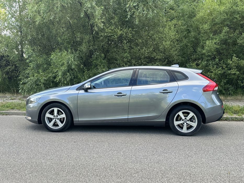 Volvo V40 D2 2.0 120KM**Skóry**Udokumentowany przebieg**