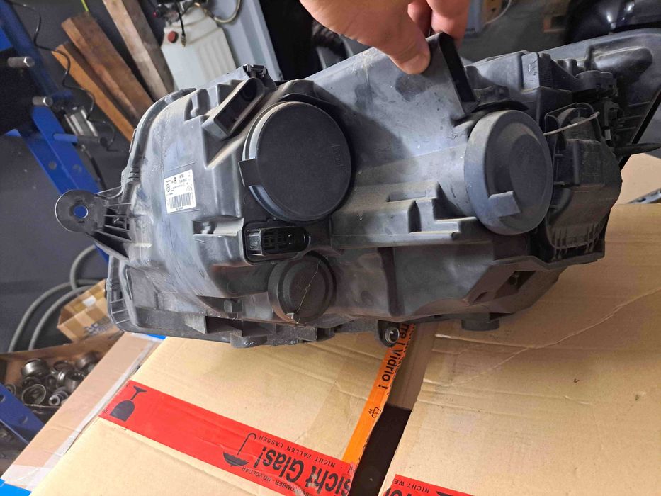 Lampy przód VW Transporter T6 H4, 7E1 lewa i prawa