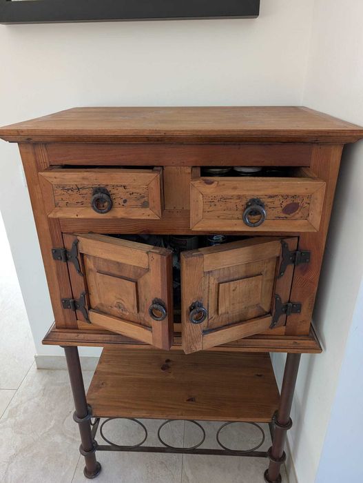 Móvel rústico em madeira maciça e metal