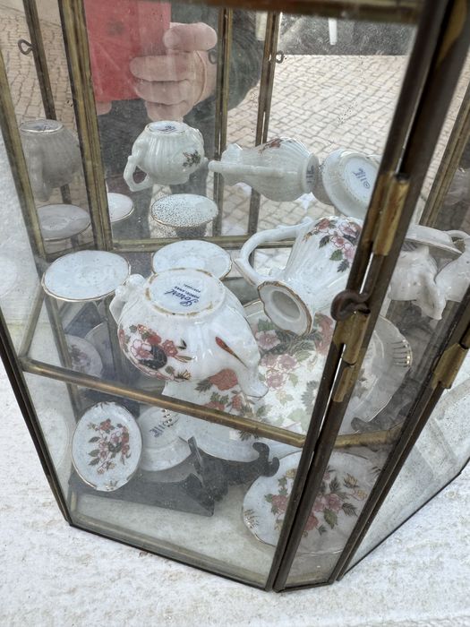 Vitrine com loiças miniaturas