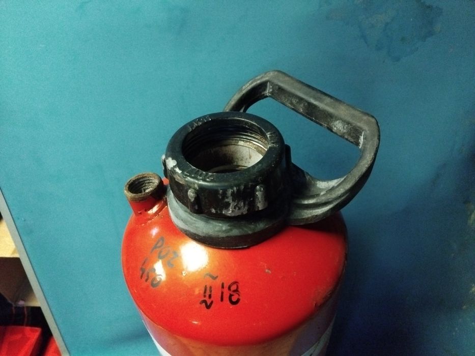 Pusta butla po gaśnicy 6kg ze śrubunkiem zbiornik ciśnieniowy bufor