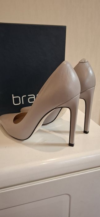 Женские кожаные туфли на каблуке, Braska, p.39, т.25 см, новые