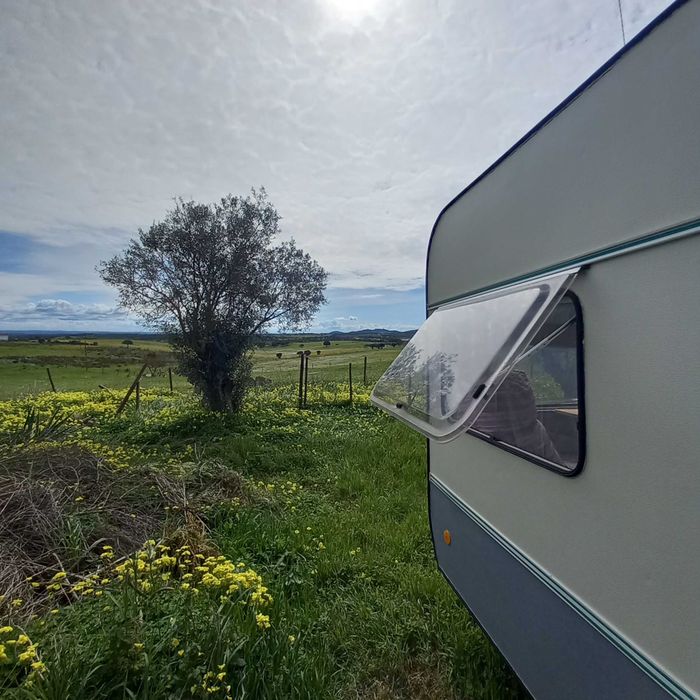 Caravana Vintage Restaurada – Pluma (1991) – 490kg – Pronta a Viajar